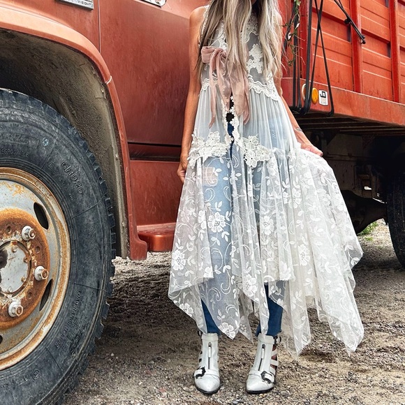 Roses in the Snow - Picture 1 of 4